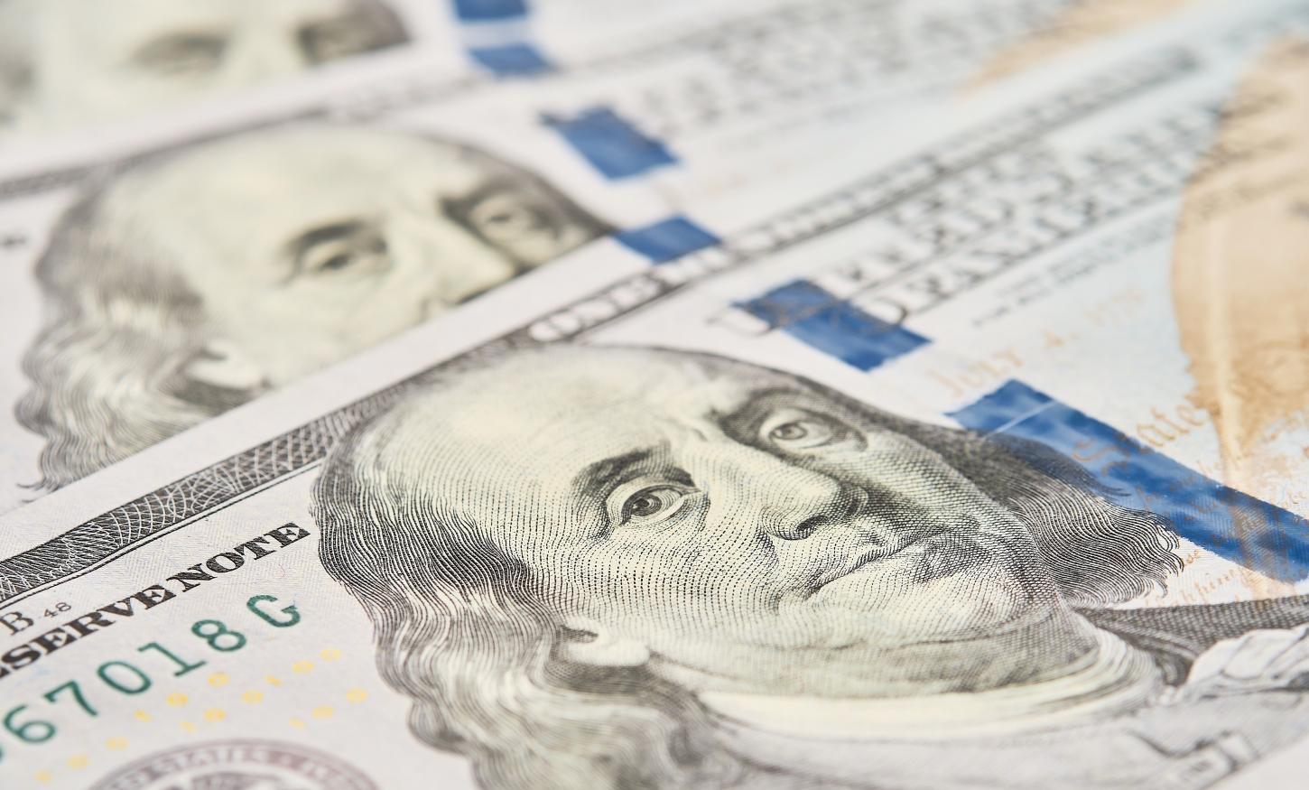 DÓLAR: moeda fecha abaixo dos R$ 5 pela primeira vez em dois anos com expectativas de acordo de paz