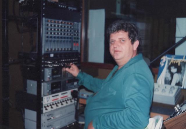 Famil e sua paixão pela técnica da emissora desde o início // Crédito: Acervo Grupo Popular