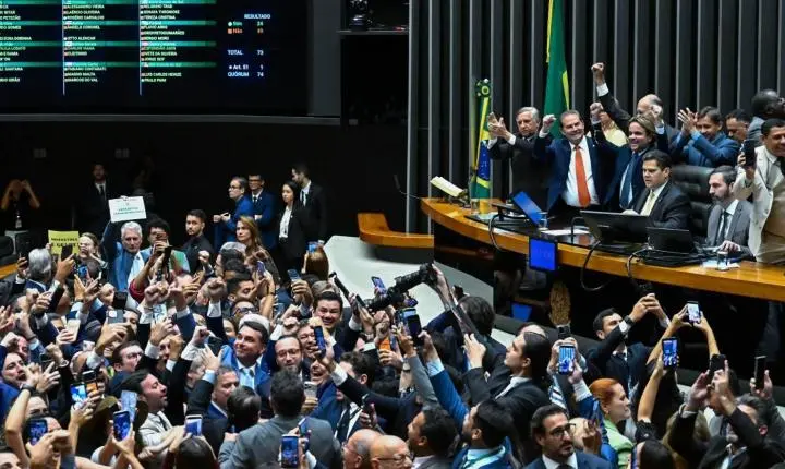 Congresso impõe nova derrota ao governo e derruba veto à dosimetria